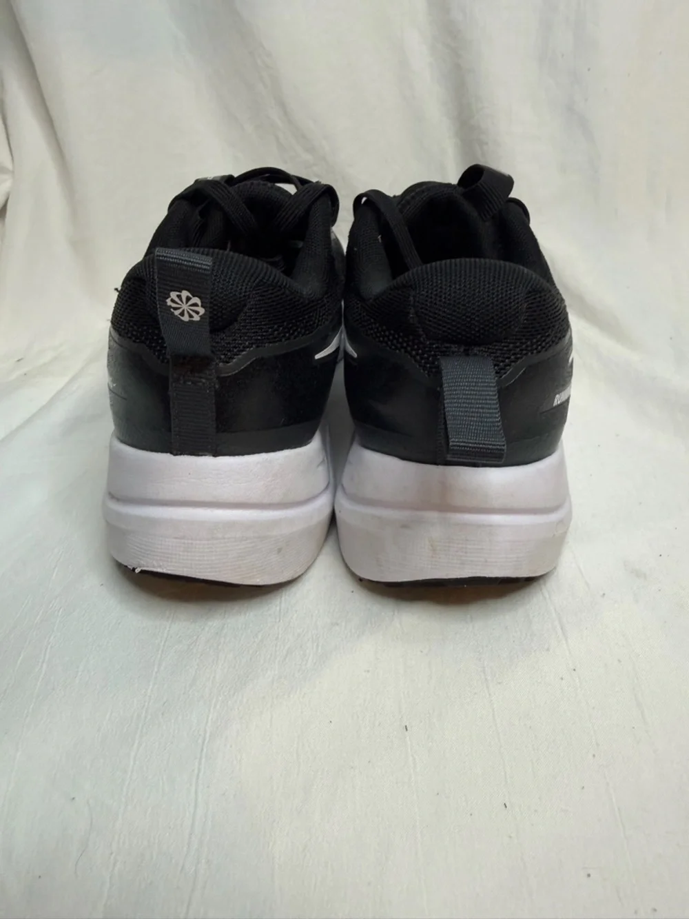 Nike Cosmic Runner Big Kids' Road Running Shoes - Black/White - Size 5.5Y - Picture 4 of 8